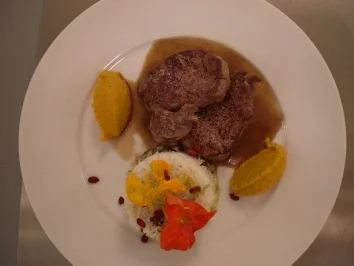 Kalbsmedaillons mit Möhrencreme auf einem Spiegel vom Granatapfelsirup, dazu Linsenreis mit Datteln und Rosinen - Rezept