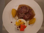 Kalbsmedaillons mit Möhrencreme auf einem Spiegel vom Granatapfelsirup, dazu Linsenreis mit Datteln und Rosinen - Rezept