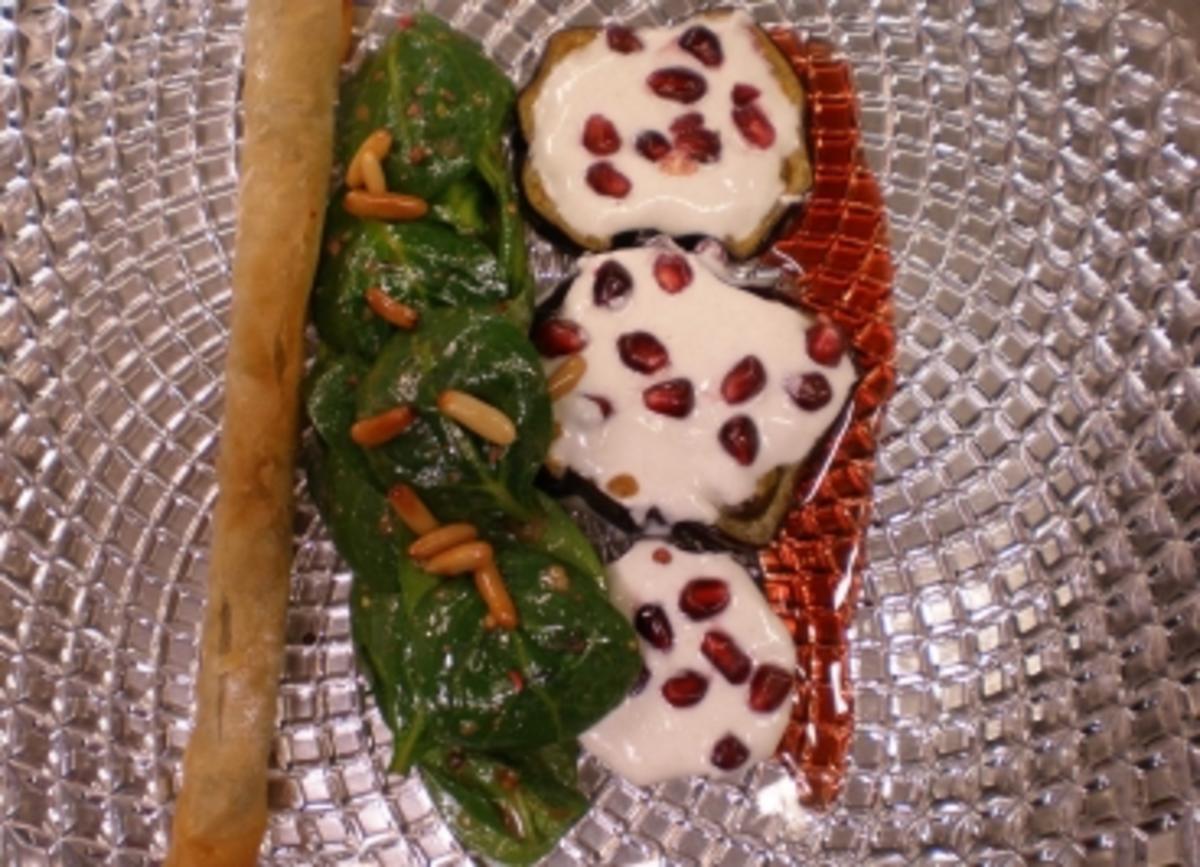 Salat mit Fleischzigarillo dazu Auberginen an Tahinjoghurt und Granatäpfeln - Rezept