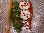 Salat mit Fleischzigarillo dazu Auberginen an Tahinjoghurt und Granatäpfeln - Rezept