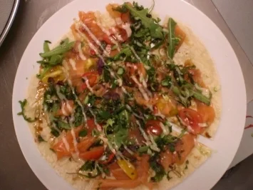 Rezept: Tortilla-Pizza mit Graved Lachs, Teriyakisoße und Anchovismayonnaise Tortilla-Pizza mit Graved Lachs, Teriyakisoße und Anchovismayonnaise - Rezept