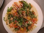 Tortilla-Pizza mit Graved Lachs, Teriyakisoße und Anchovismayonnaise - Rezept