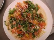 Tortilla-Pizza mit Graved Lachs, Teriyakisoße und Anchovismayonnaise - Rezept