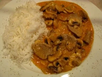 Schweinefilet in Joghurtsauce mit Champignos und Paprika - Rezept