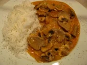 Schweinefilet in Joghurtsauce mit Champignos und Paprika - Rezept