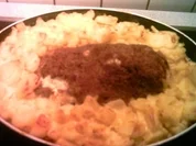 Hackbraten mit Frischkäsefüllung in Sahne-Kartoffeln - Rezept
