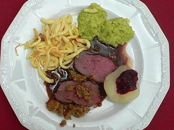 Hirschkalbsrücken unter der Walnusskruste mit Rosenkohlpüree und Spätzle - Rezept