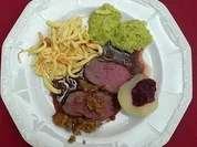 Rezept: Hirschkalbsrücken unter der Walnusskruste mit Rosenkohlpüree und Spätzle Hirschkalbsrücken unter der Walnusskruste mit Rosenkohlpüree und Spätzle - Rezept