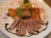 Tranchen vom Thunfischsteak im Sesammantel an Wokgemüse & Curry - Chilireis - Rezept