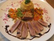 Tranchen vom Thunfischsteak im Sesammantel an Wokgemüse & Curry - Chilireis - Rezept