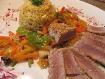 Rezept: Tranchen vom Thunfischsteak im Sesammantel an Wokgemüse & Curry - Chilireis Bild Nr. 2 Tranchen vom Thunfischsteak im Sesammantel an Wokgemüse & Curry - Chilireis - Rezept - Bild Nr. 2