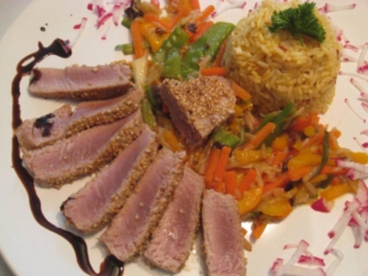 Tranchen vom Thunfischsteak im Sesammantel an Wokgemüse & Curry - Chilireis - Rezept - Bild Nr. 3