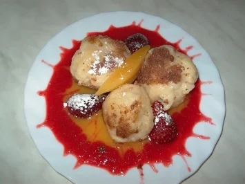 Rezept: Erdbeerknödel auf Mangospiegel Erdbeerknödel auf Mangospiegel - Rezept