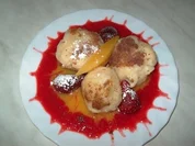 Erdbeerknödel auf Mangospiegel - Rezept