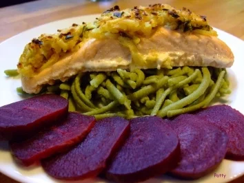 Lachs mit Kartoffel-Senf-Kruste auf Bärlauchspätzle - Rezept