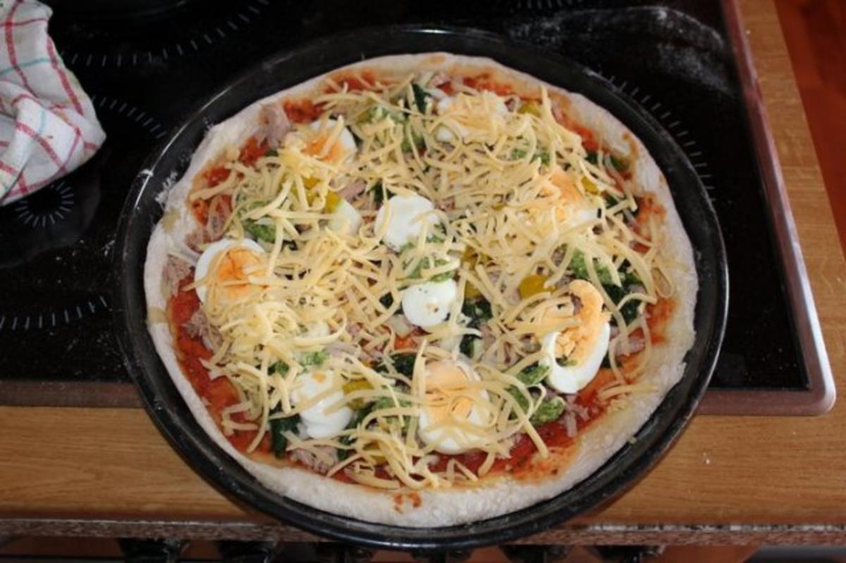 Bilder für Pizzateig Pizza wie bestellt - Einfach und lecker Rezept