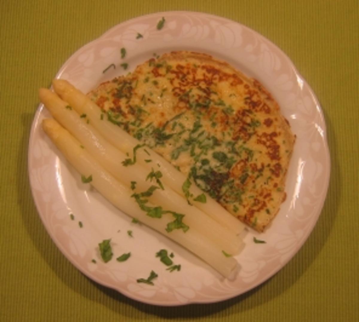 Kräuterpfannkuchen mit Spargel - Rezept - kochbar.de