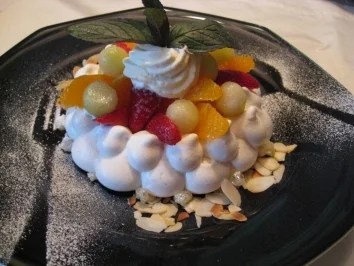 Marinierter Salat von Erdbeeren, Melone & Orange in der Baiseschale - Rezept