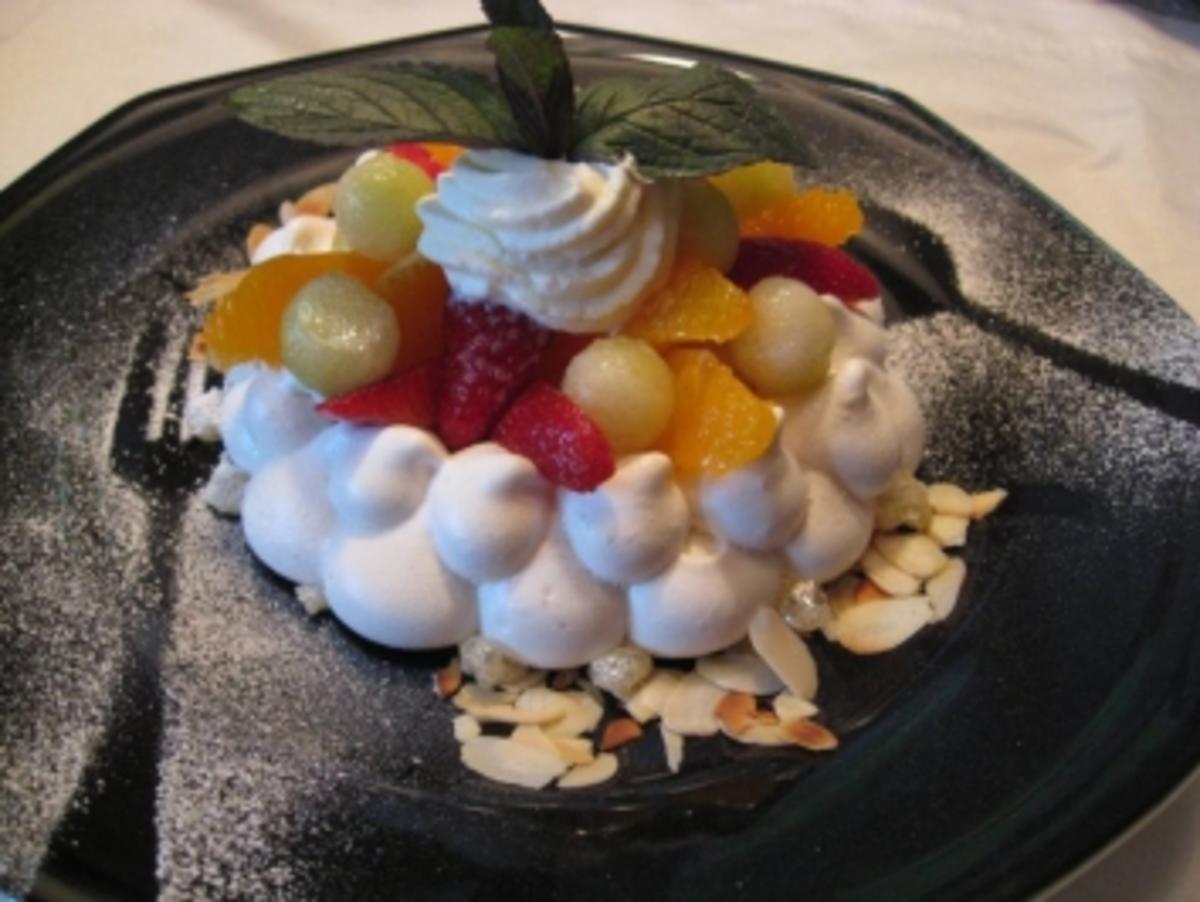 Marinierter Salat von Erdbeeren, Melone &amp; Orange in der Baiseschale ...