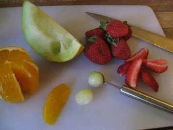 Marinierter Salat von Erdbeeren, Melone & Orange in der Baiseschale - Rezept - Bild Nr. 3
