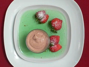 Dialog an scharfem Wackelpeter, süßen Früchten und Eis - Rezept