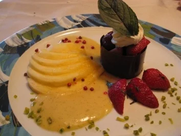 Erdbeer-Minzsalat im Schokoladenring an frischem Mangofächer & Orangen - Pfeffersauce - Rezept