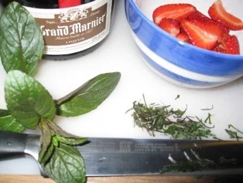 Erdbeer-Minzsalat im Schokoladenring an frischem Mangofächer & Orangen - Pfeffersauce - Rezept - Bild Nr. 3