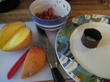 Erdbeer-Minzsalat im Schokoladenring an frischem Mangofächer & Orangen - Pfeffersauce - Rezept - Bild Nr. 4