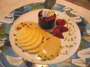 Erdbeer-Minzsalat im Schokoladenring an frischem Mangofächer & Orangen - Pfeffersauce - Rezept - Bild Nr. 5