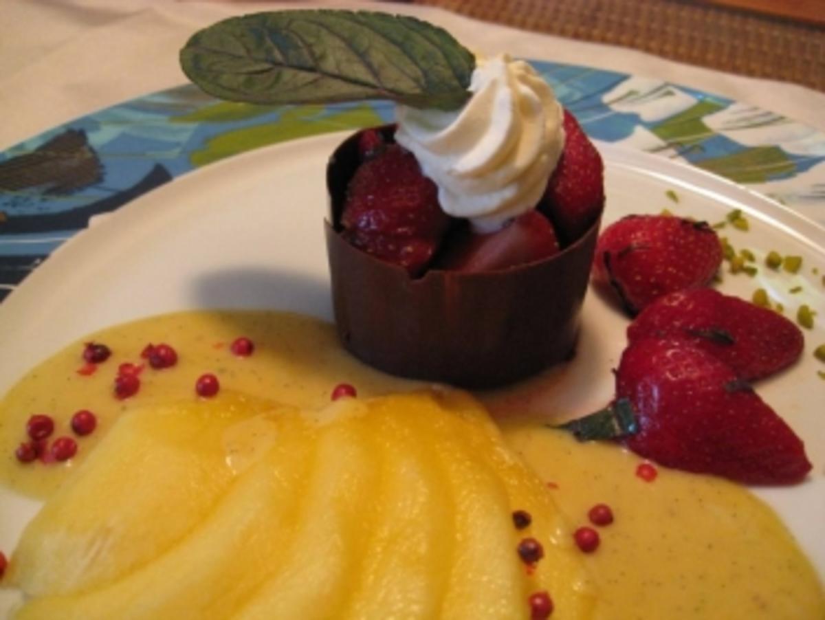 Erdbeer-Minzsalat im Schokoladenring an frischem Mangofächer & Orangen - Pfeffersauce - Rezept - Bild Nr. 6