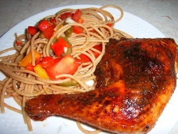 Hähnchenkeule in golden Lackkorsage an Nudelsalat italenische Art - Rezept
