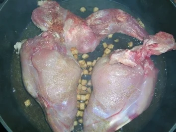 Kaninchenkeulen in Speck geschmort, mit grünem Spargel (oder Rotkohl, Rosenkohl oder oder oder) und und und je nach Gusto (Klösse, Gratin, Nudeln oder Rösti) - Rezept