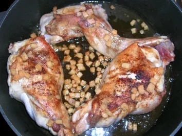 Kaninchenkeulen in Speck geschmort, mit grünem Spargel (oder Rotkohl, Rosenkohl oder oder oder) und und und je nach Gusto (Klösse, Gratin, Nudeln oder Rösti) - Rezept - Bild Nr. 2