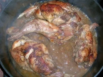 Kaninchenkeulen in Speck geschmort, mit grünem Spargel (oder Rotkohl, Rosenkohl oder oder oder) und und und je nach Gusto (Klösse, Gratin, Nudeln oder Rösti) - Rezept - Bild Nr. 3