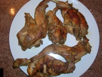 Kaninchenkeulen in Speck geschmort, mit grünem Spargel (oder Rotkohl, Rosenkohl oder oder oder) und und und je nach Gusto (Klösse, Gratin, Nudeln oder Rösti) - Rezept - Bild Nr. 4