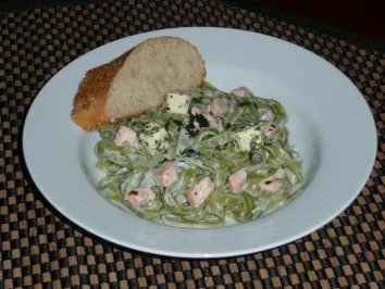 Rezept: Grüne Tagliatelle mit Lachssoße nach Art von tronic4688 Grüne Tagliatelle mit Lachssoße nach Art von tronic4688 - Rezept