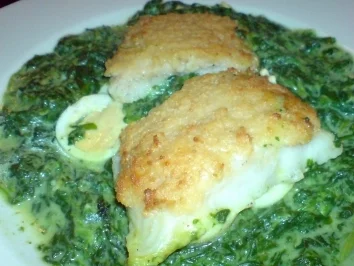 Pangasiusfilet mit Parmesankruste auf einem Spinatbett - Rezept