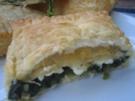 Blätterteigtaschen mit Spinat, Feta und Pinienkerken - Rezept