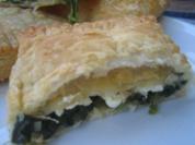 Blätterteigtaschen mit Spinat, Feta und Pinienkerken - Rezept