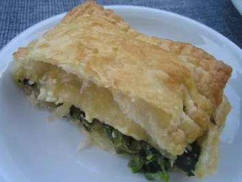 Blätterteigtaschen mit Spinat, Feta und Pinienkerken - Rezept