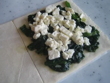 Blätterteigtaschen mit Spinat, Feta und Pinienkerken - Rezept