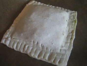 Blätterteigtaschen mit Spinat, Feta und Pinienkerken - Rezept