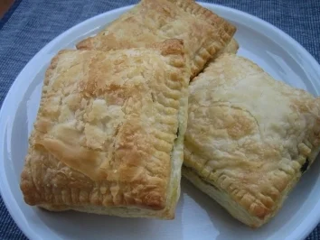 Blätterteigtaschen mit Spinat, Feta und Pinienkerken - Rezept