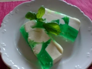 Rezept: "marmoriete Waldmeister-Panna Cotta" "marmoriete Waldmeister-Panna Cotta" - Rezept