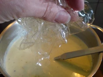 Rezept: "marmoriete Waldmeister-Panna Cotta" Bild Nr. 3 "marmoriete Waldmeister-Panna Cotta" - Rezept - Bild Nr. 3