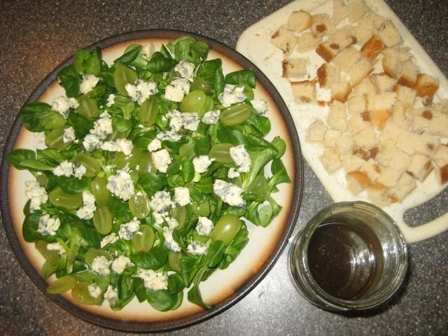 Feldsalat + Weintrauben, Schimmelkäse + Rosinenbrot !! - Rezept - Bild Nr. 2
