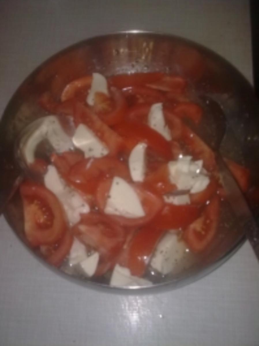 Tomaten-Mozarella Salat - Rezept mit Bild - kochbar.de