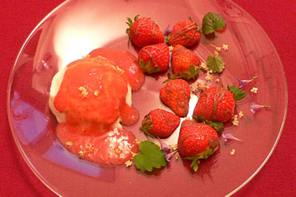 Kokosflammerie mit Limetten-Erdbeersoße - Rezept