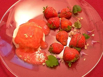 Rezept: Kokosflammerie mit Limetten-Erdbeersoße Kokosflammerie mit Limetten-Erdbeersoße - Rezept