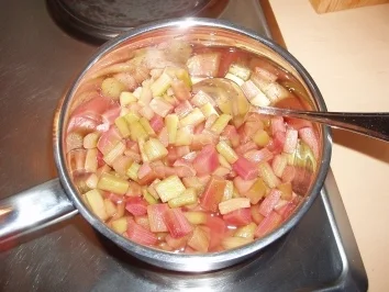 Rezept: Rhabarberkuchen Bild Nr. 2 Rhabarberkuchen - Rezept - Bild Nr. 2